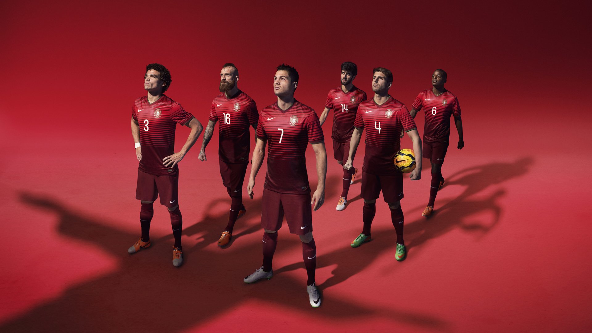 足球产业链中是否存在过度依赖政策的问题，足球产业经济